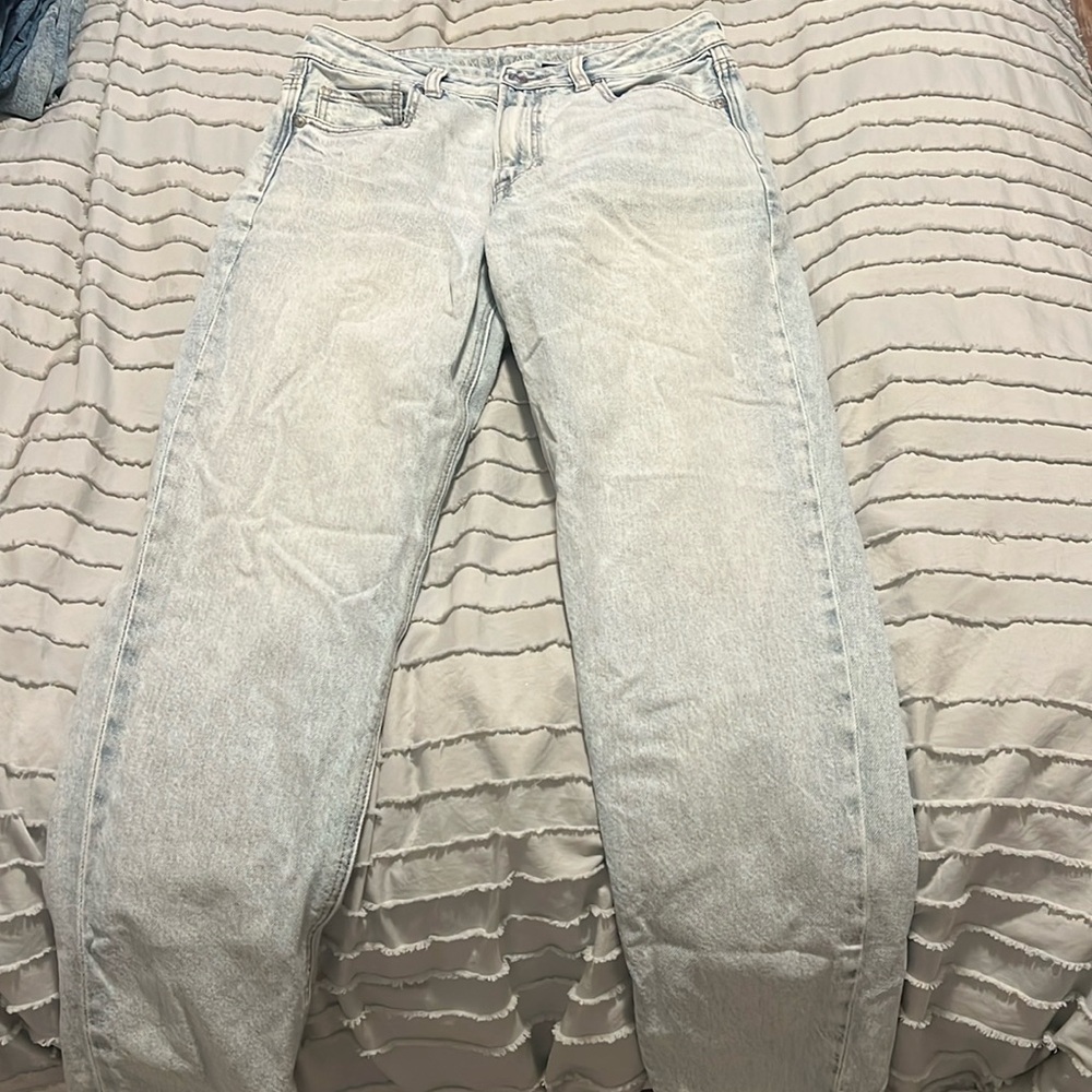 light wash size 6 women’s american eagle mom jeans. selling for $7